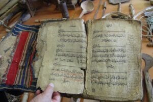 Anadolu inanç yapıları araştırmalarında incelenen koruyucu mühürler ve eski el yazması belgeler.