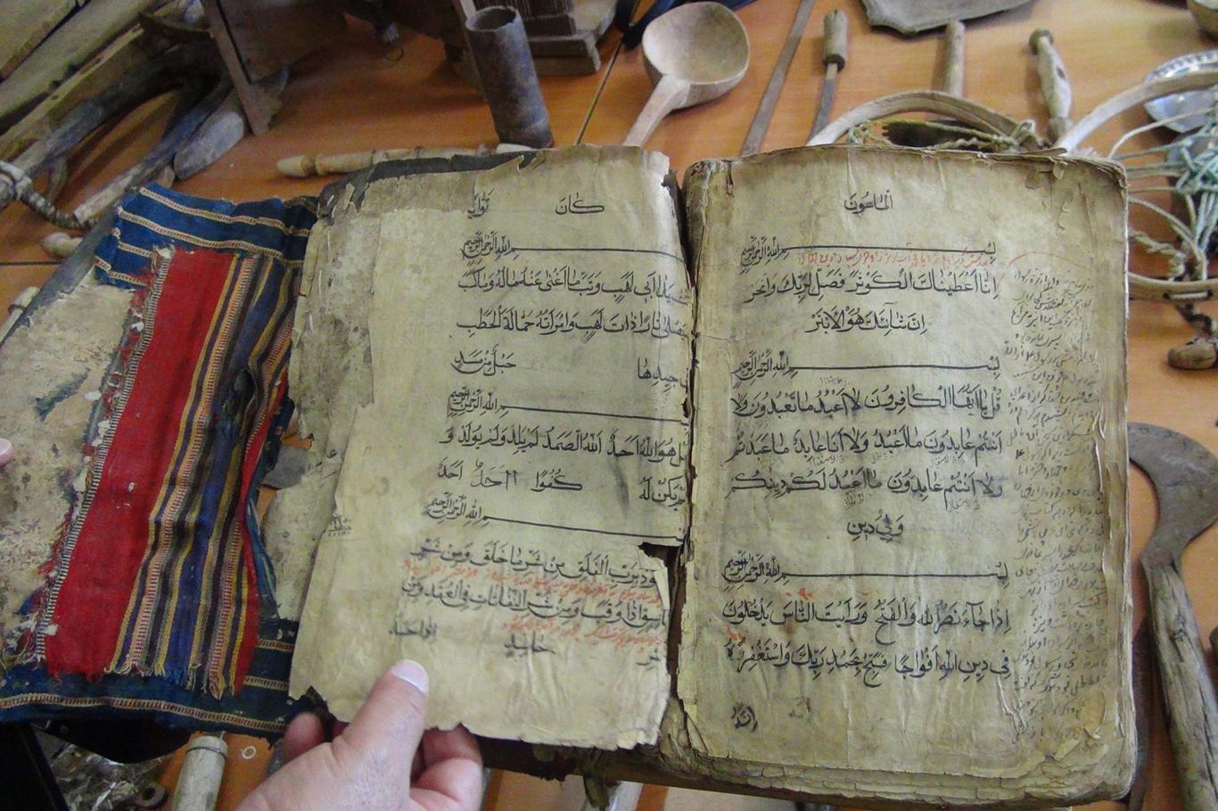 Anadolu inanç yapıları araştırmalarında incelenen koruyucu mühürler ve eski el yazması belgeler.
