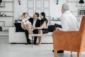 Aile terapisi nedir sorusunu anlatan aile terapi seansı sahnesi