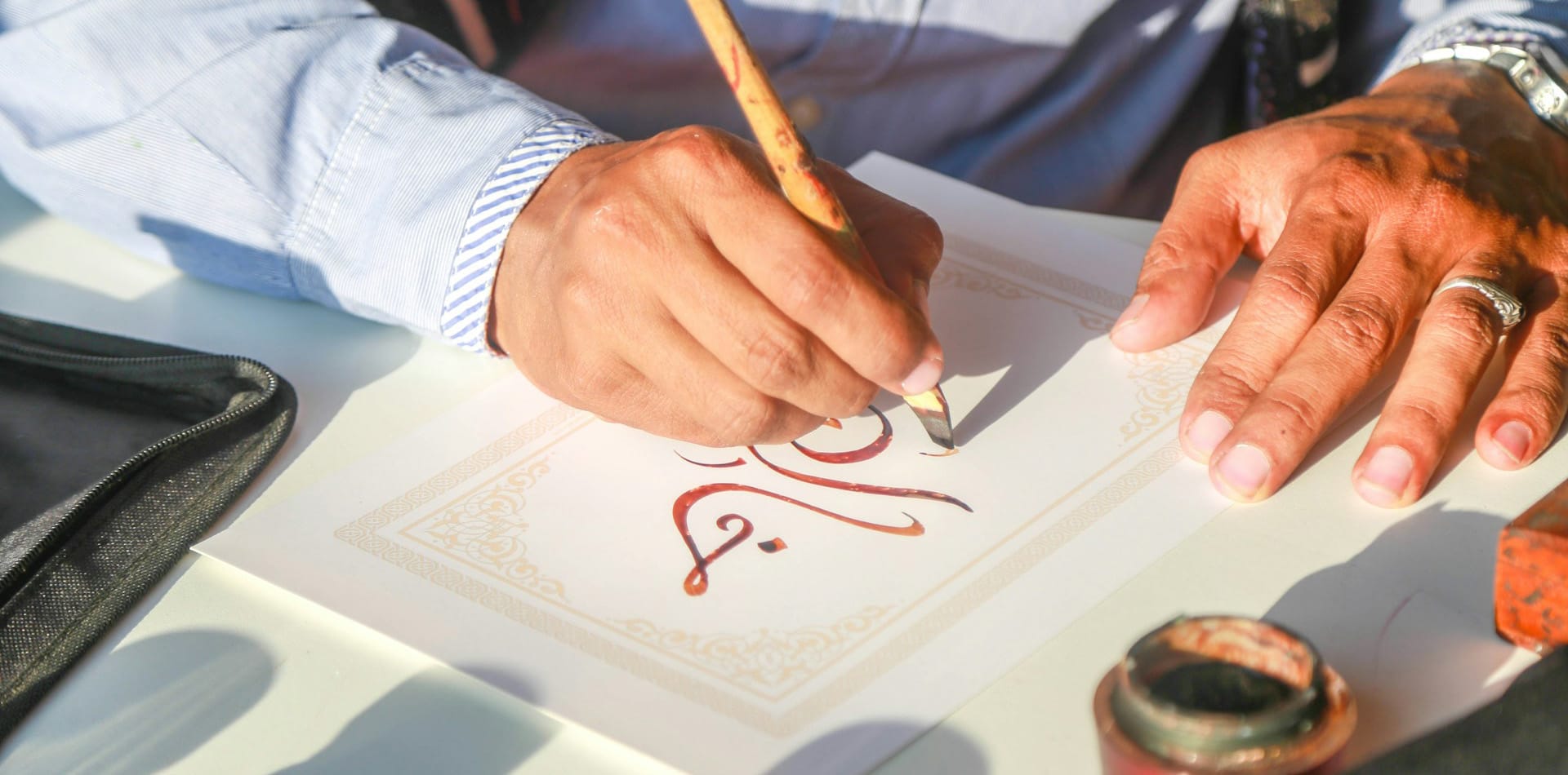 Grafoloji Nedir? El Yazısından Karakter Analizinin Tarihi ve Yöntemleri 2 İki farklı el yazısı örneğinin eğim ve basınç noktalarıyla karşılaştırmalı incelemesi