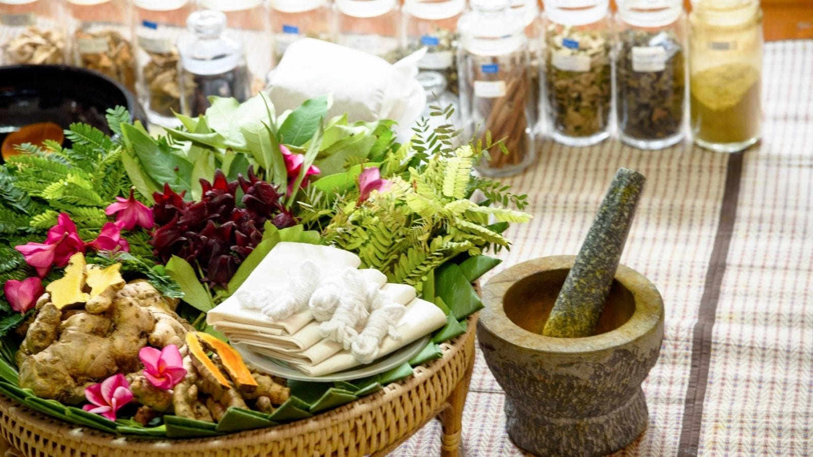 Bütünsel Terapiler Rehberi: Tarihsel ve Kültürel Yaklaşımlar 5 Ayurveda geleneğini temsil eden bitkisel malzemeler, kase ve yağlı taşları gösteren doğal atmosferli görsel
