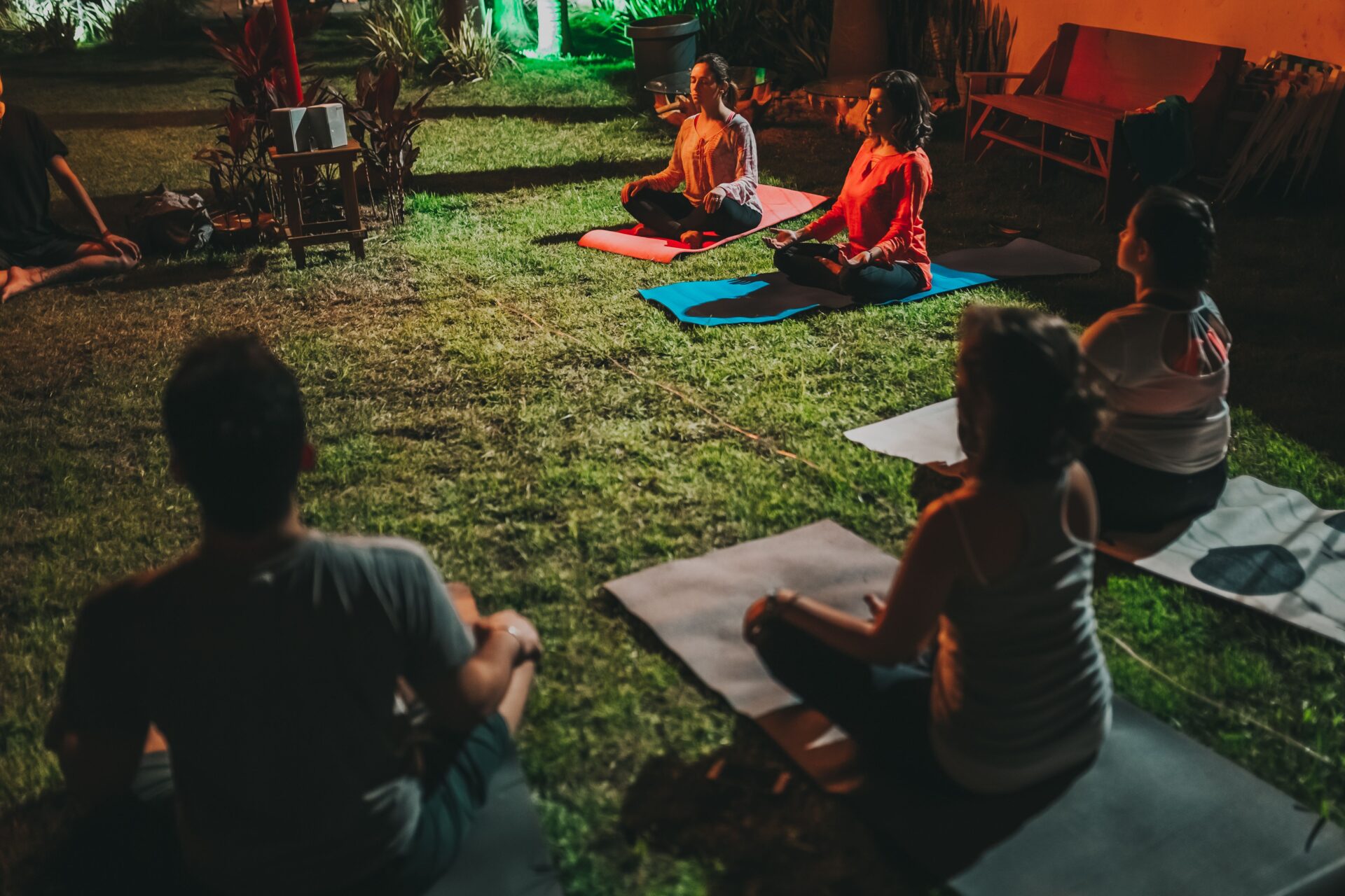Meditasyon Nedir? Teknikleri Tarihi, Faydaları ve Uygulamaları 2 Farklı kültürlerden insanların bir bahçede birlikte meditasyon ve nefes pratiği yaptığı sahne