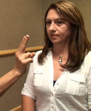 EMDR Terapisi: Travmayı Serbest Bırakmanın Bilimi 1 EMDR terapisi seansında terapist ve danışan göz hareketi çalışması yapıyor