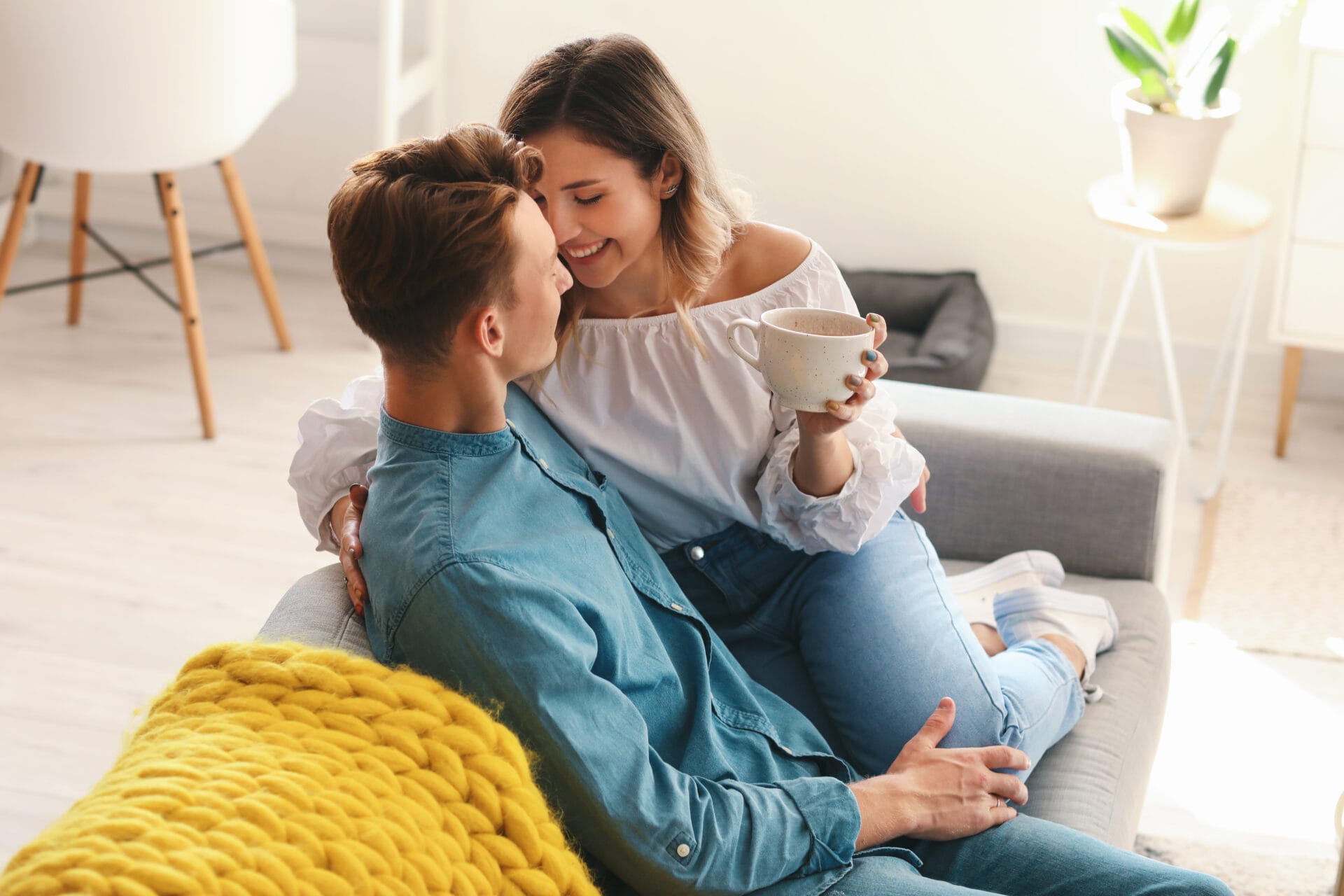 Çift Terapisi Nedir? İlişkiyi Yeniden İnşa Etmek 2 Çift terapisi nedir sorusunu iyileşme boyutuyla anlatan uzlaşan ve gülen çift sahnesi
