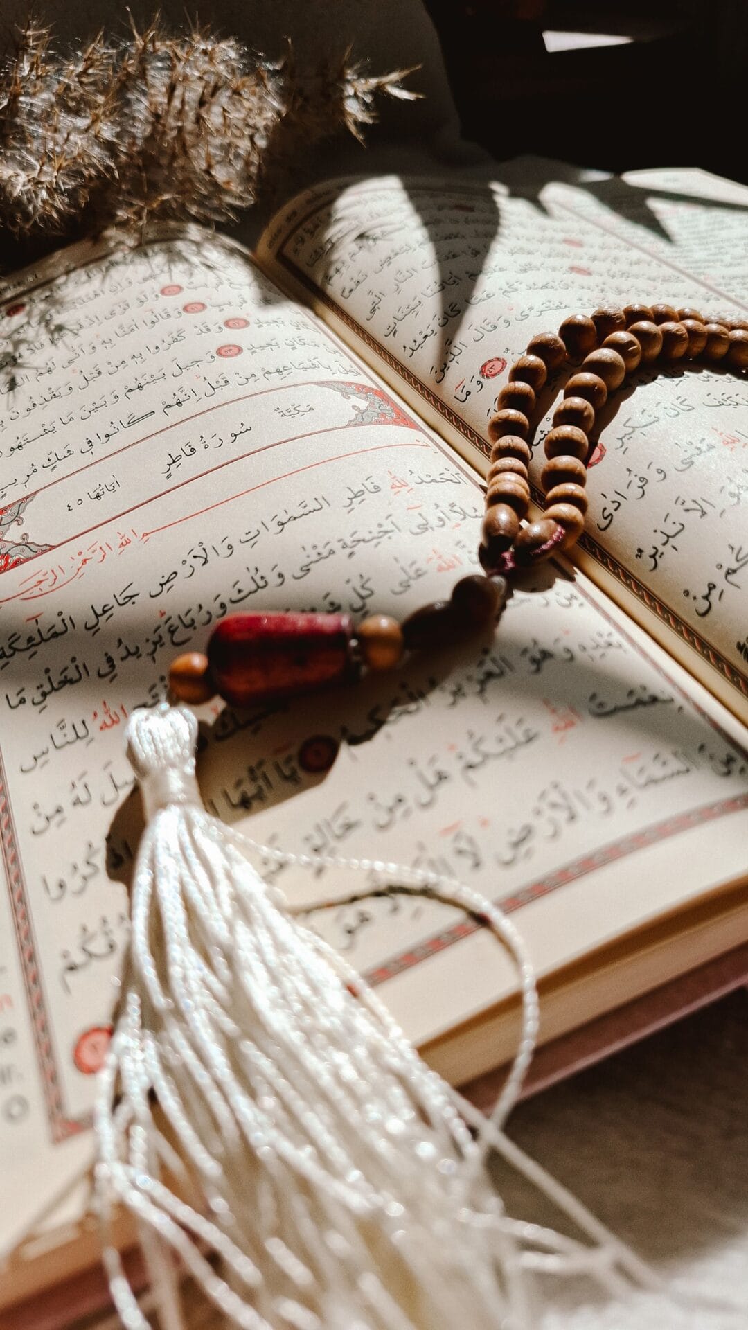 Esmaül Hüsna Terapisi Nedir? İsimle Şifa Geleneği 1 Esmaül hüsna terapisi nedir konusunu tarihi bağlamda anlatan Osmanlı tezhip el yazması