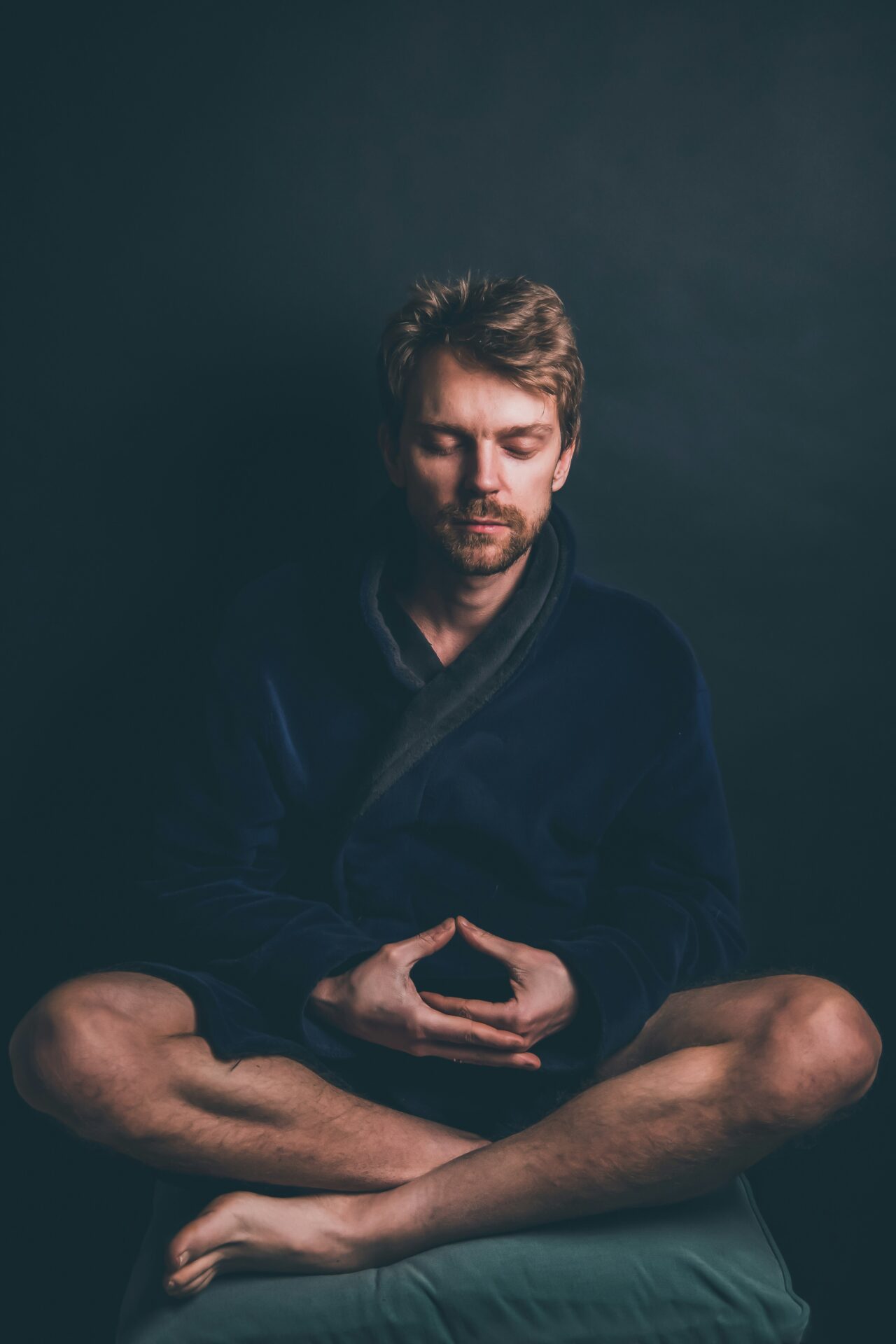 Meditasyon Nedir? Teknikleri Tarihi, Faydaları ve Uygulamaları 1 Tasavvufi nefes ve zikir pratiği yapan, gözleri kapalı bir genc figürü