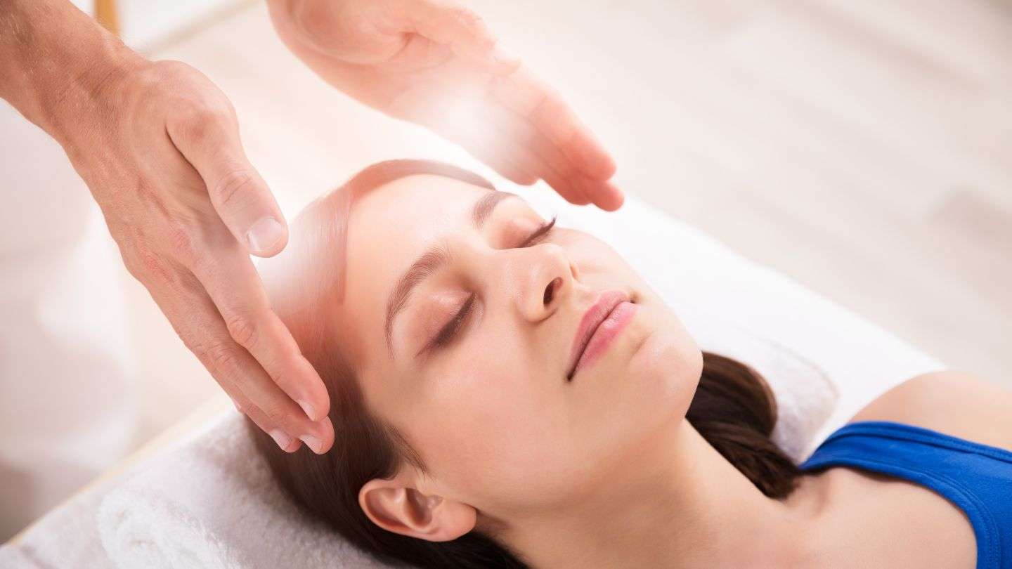 Reiki Seansları Nedir? Enerji Terapisinin Tarih ve Uygulaması 2 Reiki seansları nedir sorusunu modern klinik bağlamda anlatan hastane reiki seansı sahnesiUygulayan Terapist