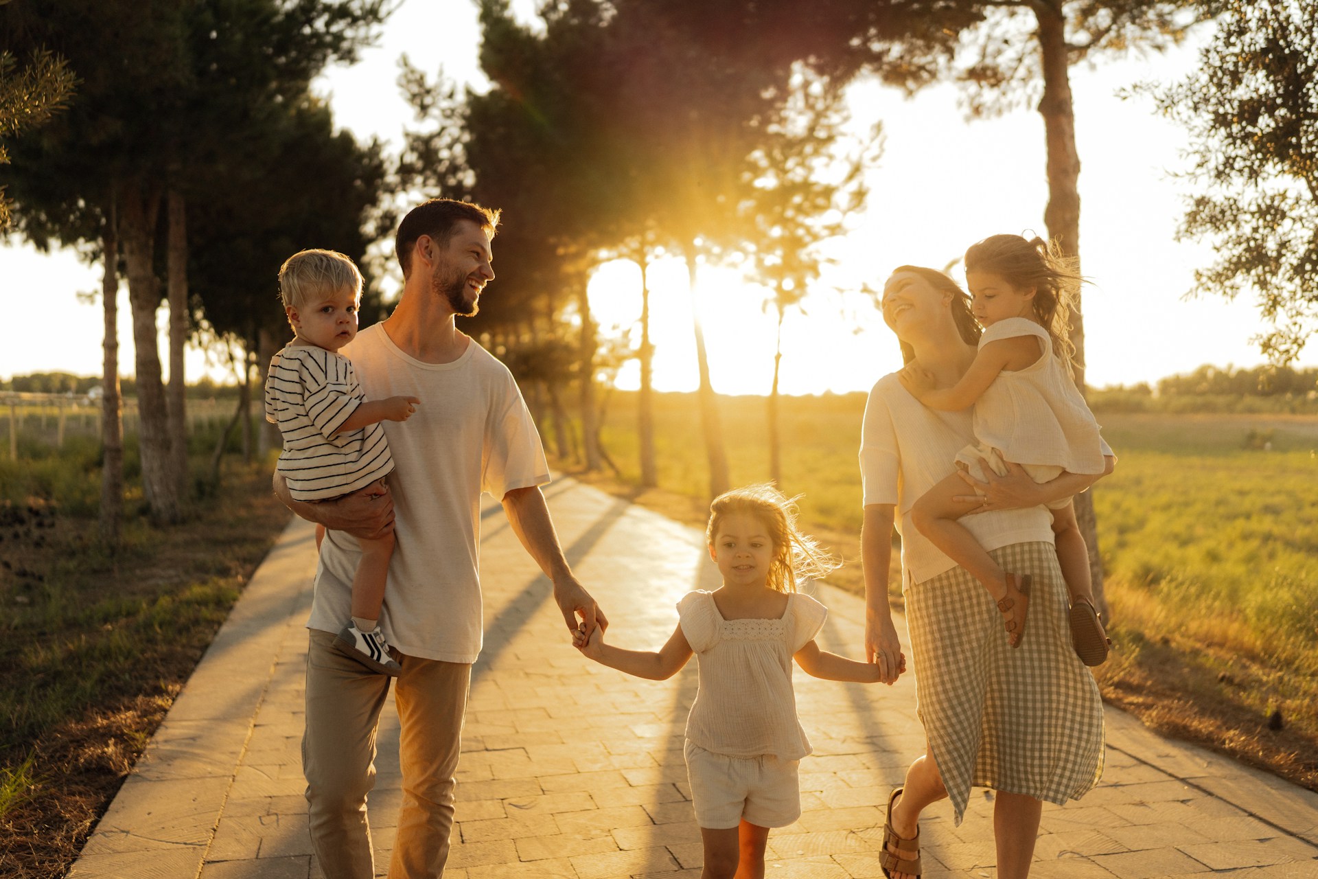 Aile terapisi nedir sorusunu uygulama boyutuyla anlatan mutlu ebeveyn-çocuk sahnesi
