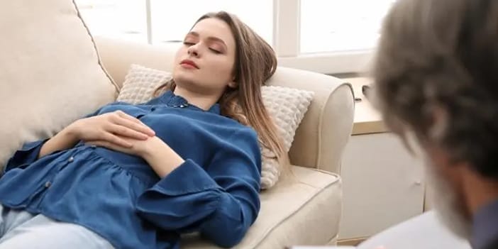 Regresyon Terapisi Nedir? Geçmişi Anlamak, Bugünü Özgürleştirmek 2 Regresyon terapisi nedir sorusunu modern uygulama bağlamında anlatan terapi seansı sahnesi