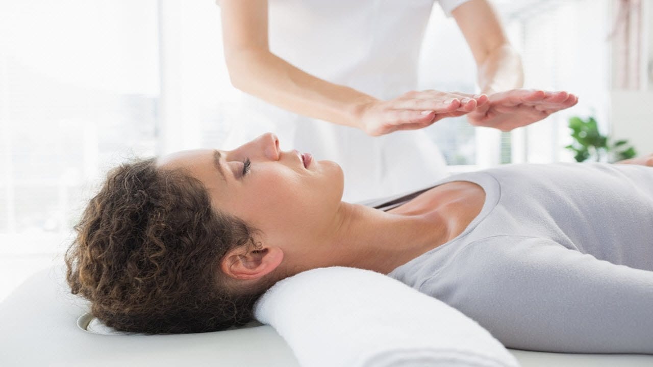 Reiki seansları nedir sorusunu anlatan enerji aktarımı seansı görseli