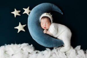 Rüya tabirleri ve rüyaların yorumlanmasını sembolize eden, uyuyan kişi ve rüya görüntüleri görseli