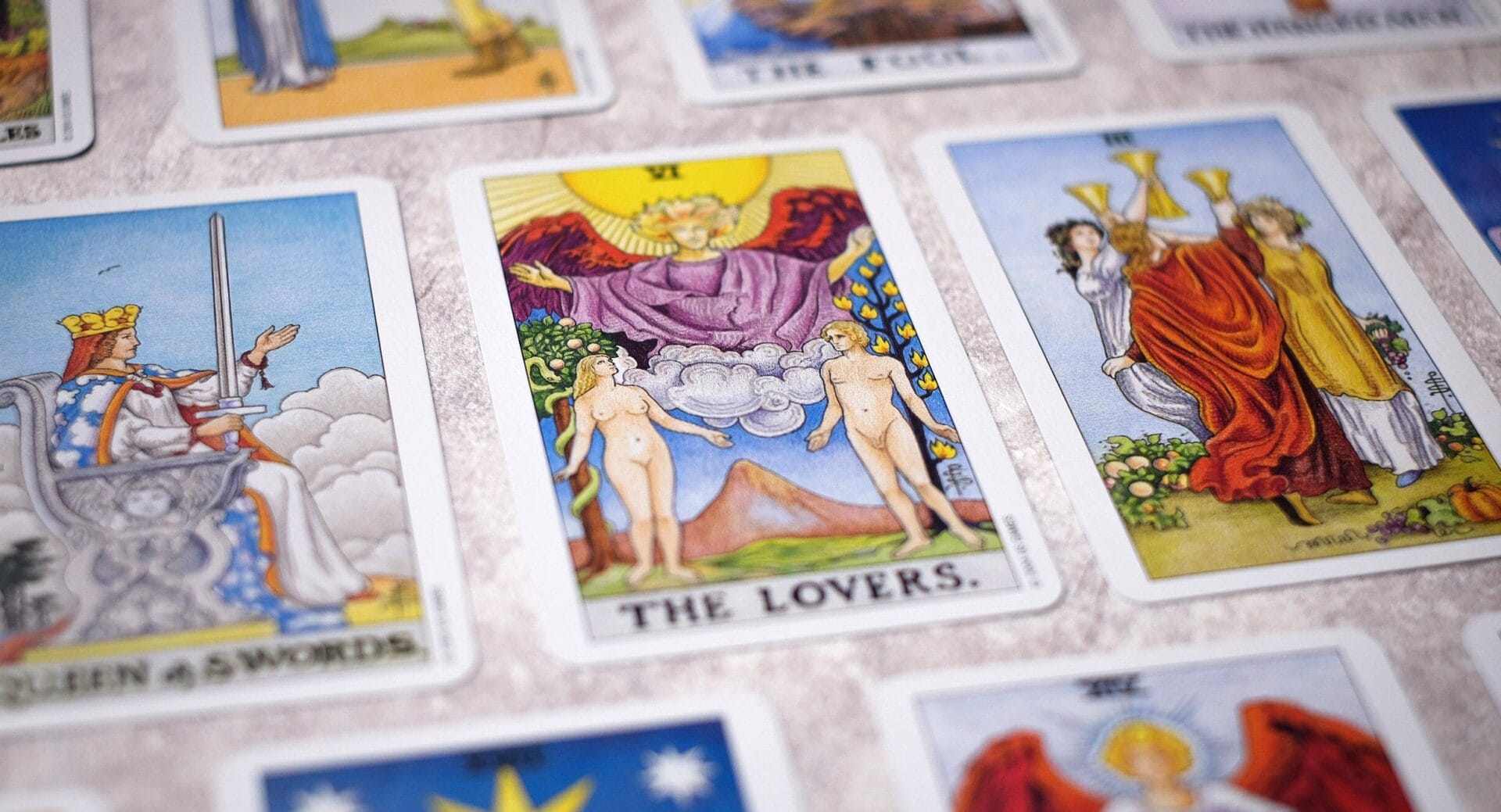 Tarot Kartlarının Anlamları Nedir? Detaylı Rehber 2 Yıldız, Güneş ve Ay tarot kartlarının sanatsal illüstrasyonu - tarot kartları anlamları örneği