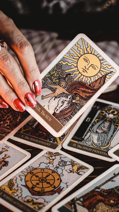Tarot Kartlarının Anlamları Nedir? Detaylı Rehber 1 tarot kartları anlamları ile Anadolu fal kültürü karşılaştırması