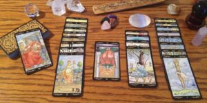 Ahşap masada özenle dizilmiş eski tarot kartları - tarot kartları anlamları rehberi