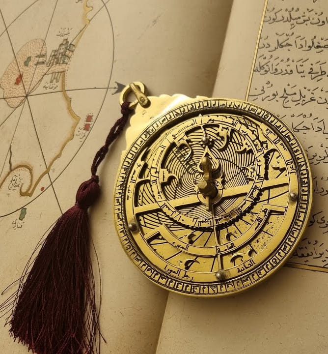 Yıldızname Nedir? Tarihi, Astroloji ve Gelenekleri Rehberi 1 Yıldızname nedir Osmanlı astronomi aletleri koleksiyonu; usturlap, gökyüzü küresi ve yıldız haritasını gösteren tarihsel görsel