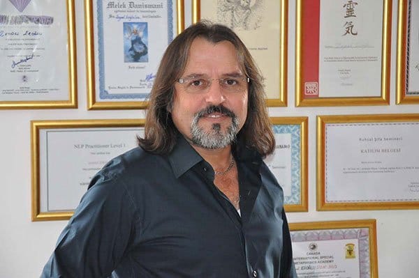 Zeynel Eroğlu’nun eğitimleri ve araştırma alanlarını temsil eden kitaplar, notlar ve eski belgeler