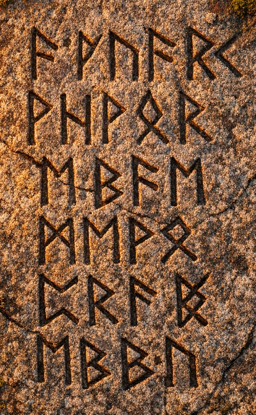 Rune Alfabesinin 24 Sembolik Anlamı: Futhark Rehberi 4 Rune alfabesinin sembolik anlamları: Elder Futhark yazıtlı kadim rune taşı