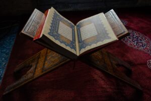 Falname nedir sorusunu simgeleyen, açık duran bir el yazması Kur'an falı kitap sayfası
